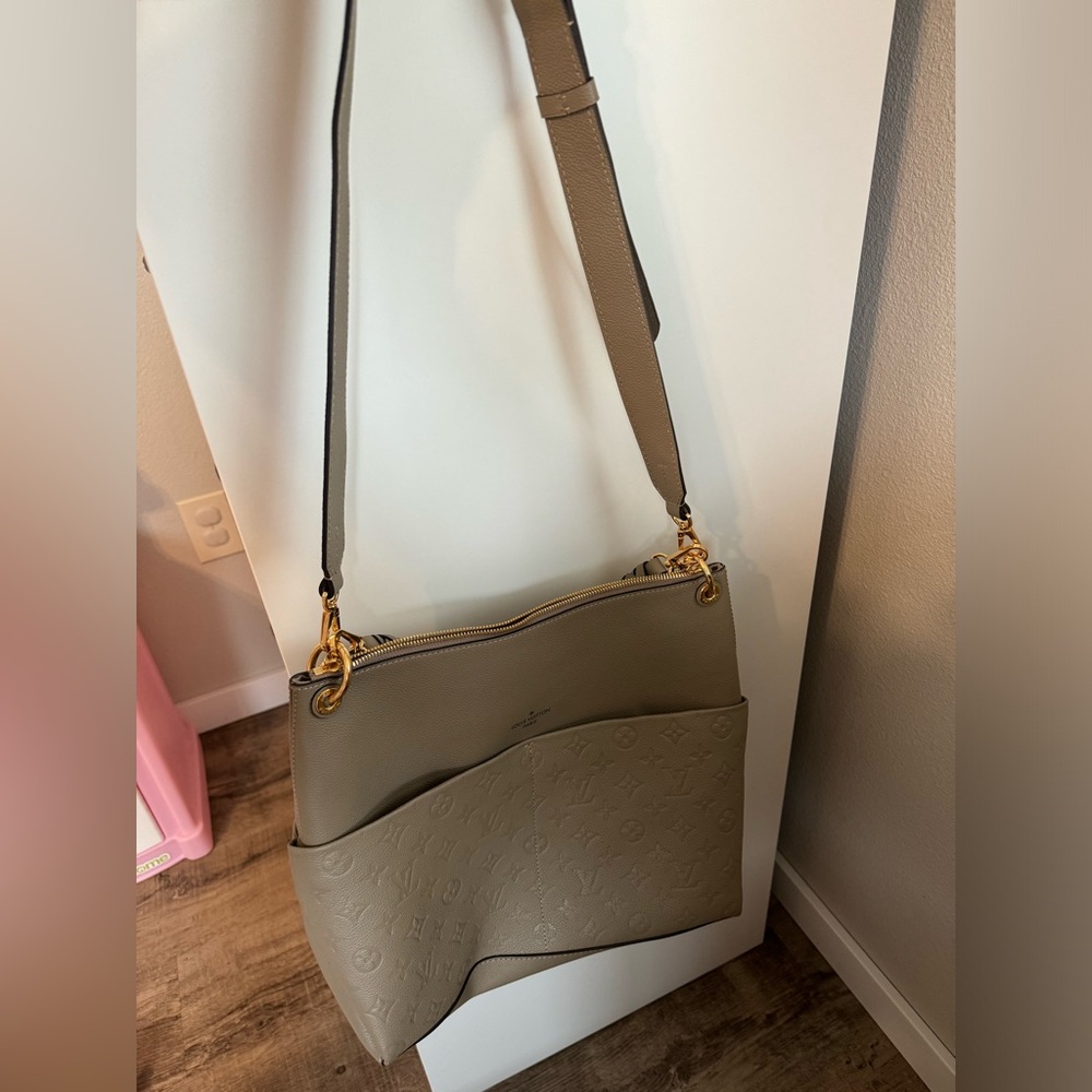 Faux LV purse - Picture 4 of 6